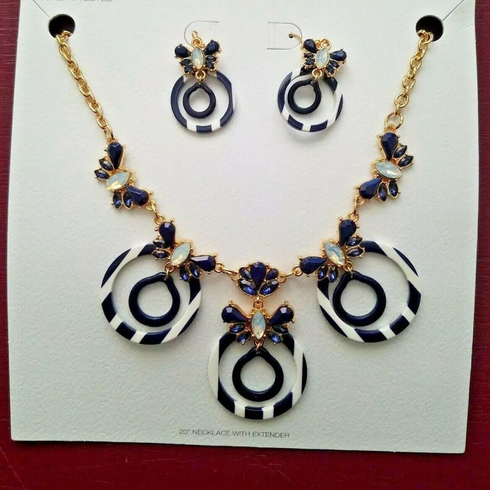 ❤️NWT Time & Tru set of earrings & necklace Blue/White with sequenced stones